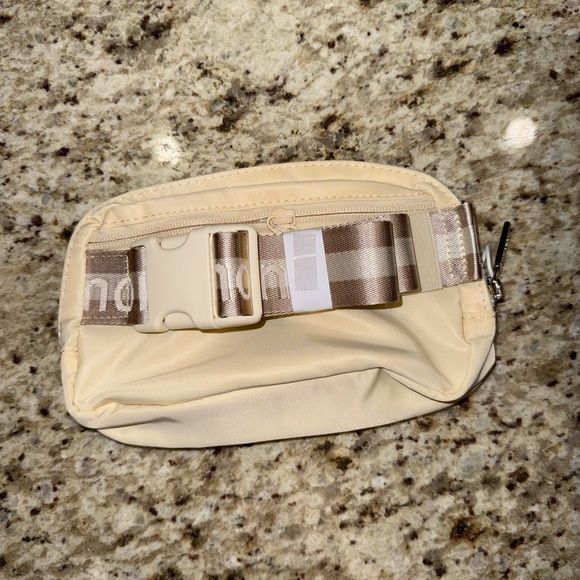 Lululemon Everywhere Belt Bag, 1L Pack Zip Closure Adjustable Strap Unisex - Picture 2 of 2